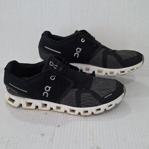 On Cloud 5 Running Men's Black and White Athletic Shoes Size 9